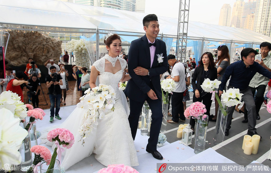 二位新人徐磊和李莹在婚礼上深情对视，眼中只有彼此，这份甜蜜爱恋经过了十年的沉淀，显得愈发醇厚动人。