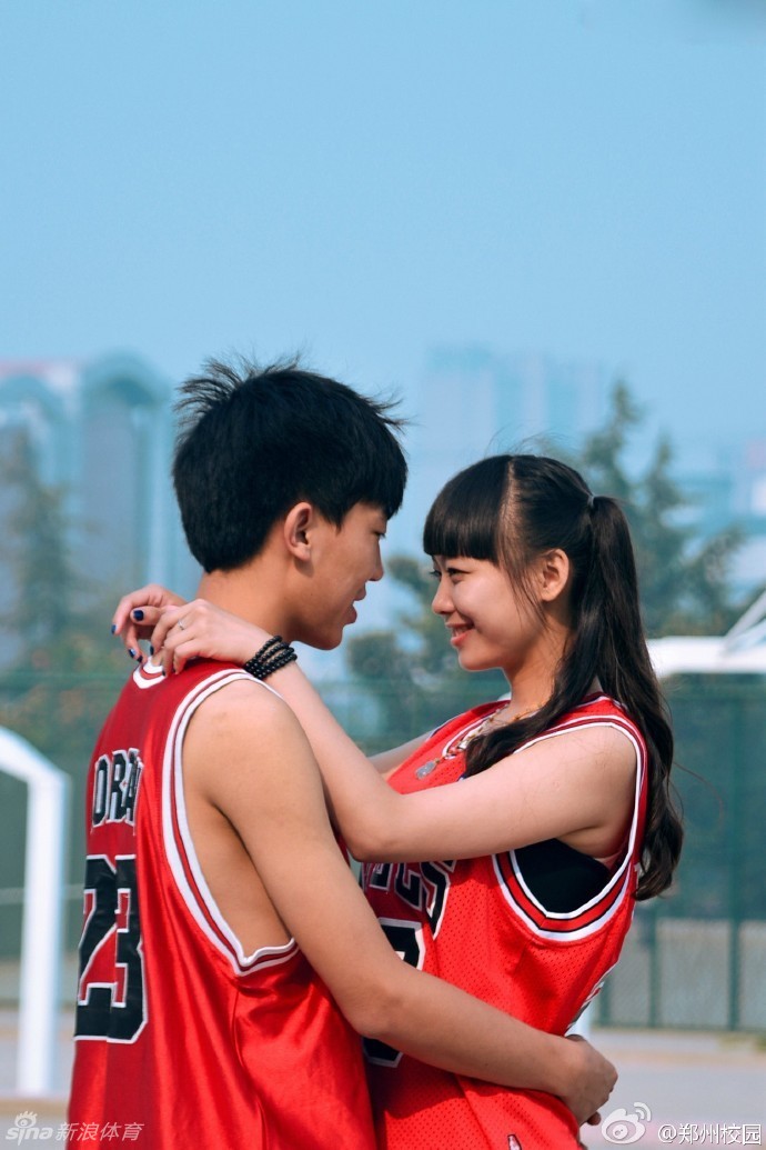 午后阳光洒满空旷的校园篮球场，一个穿着球衣的少年抱着篮球，在湛蓝的天空下留下充满青春气息的背影，让人不禁遐想他正在等待谁的出现。