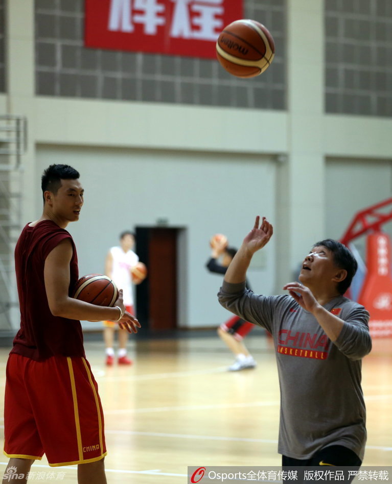 主教练宫鲁鸣指导亲自披挂上阵，用一记标准而充满力量的示范扣篮，向队员们展示着即使年岁渐长，但篮下的技术和霸气丝毫不减，瞬间点燃了训练场的热情。