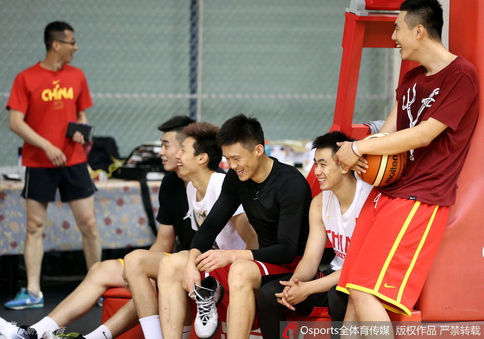 训练场边的周琦独自摊开手掌仔细端详，眼神中流露出一丝凝重。这只手承载着中国男篮内线的未来，也让人们不禁想起他此后带伤作战的坚韧与不易。