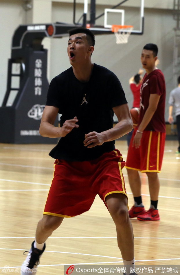 翟晓川在助教和队友的注视下，高高跃起尝试完成扣篮。他的动作舒展，虽然这次尝试未必完美，但这种勇于挑战、不断尝试的精神正是他篮球生涯的真实写照。