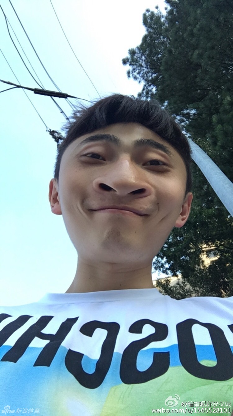 罗汉琛单手运球抬头观察，仿佛书法家在落笔前审视宣纸，控卫的冷静与书者的沉淀在这一瞬间奇妙交融