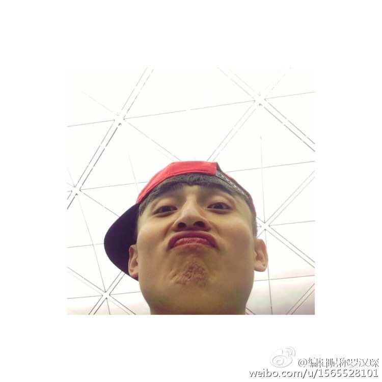 罗汉琛在场边休息时露出灿烂笑容，右手比出胜利手势，那股发自内心的快乐仿佛能感染身边的人，完美诠释‘罗欧巴’的阳光形象