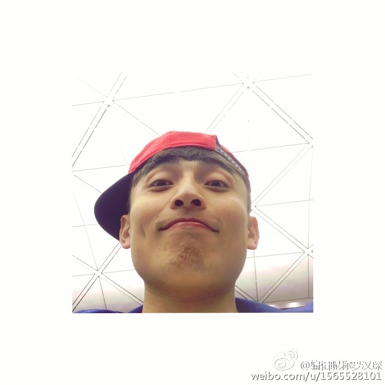 罗汉琛在赛场上专注控球，眼神犀利，后卫的冷静与速度在这一刻尽显无遗，仿佛在说球场才是我的‘躁动’主场