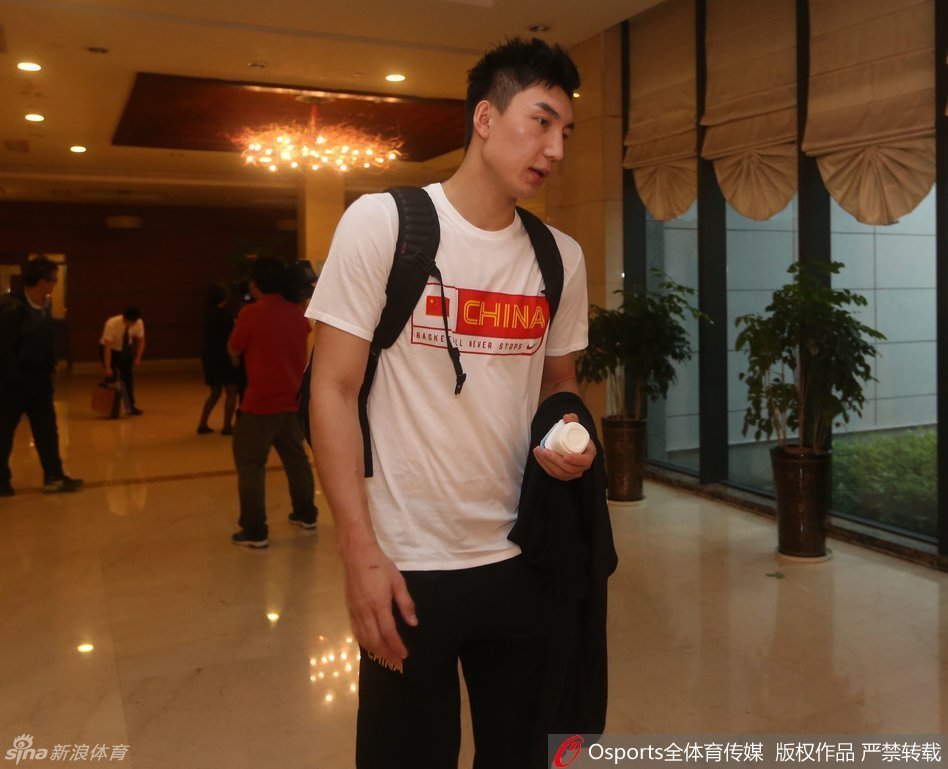 可兰白克与郭艾伦并肩迈出电梯，神情轻松，集训结束的瞬间两人低声交谈。