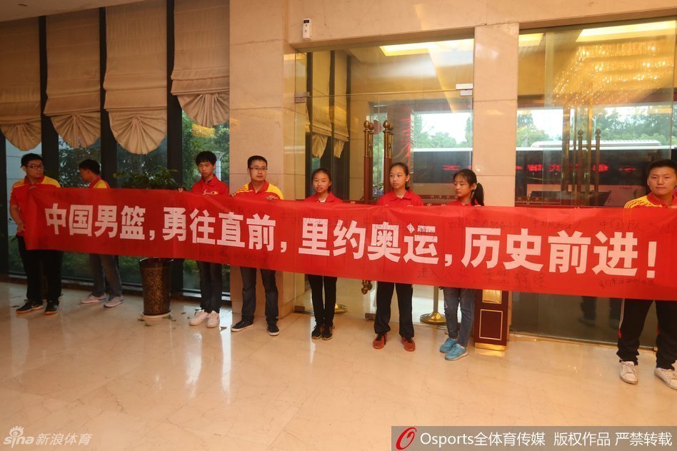 翟晓川与丁彦雨航形影不离并肩前行，周琦在后面心情大好地向球迷挥手。