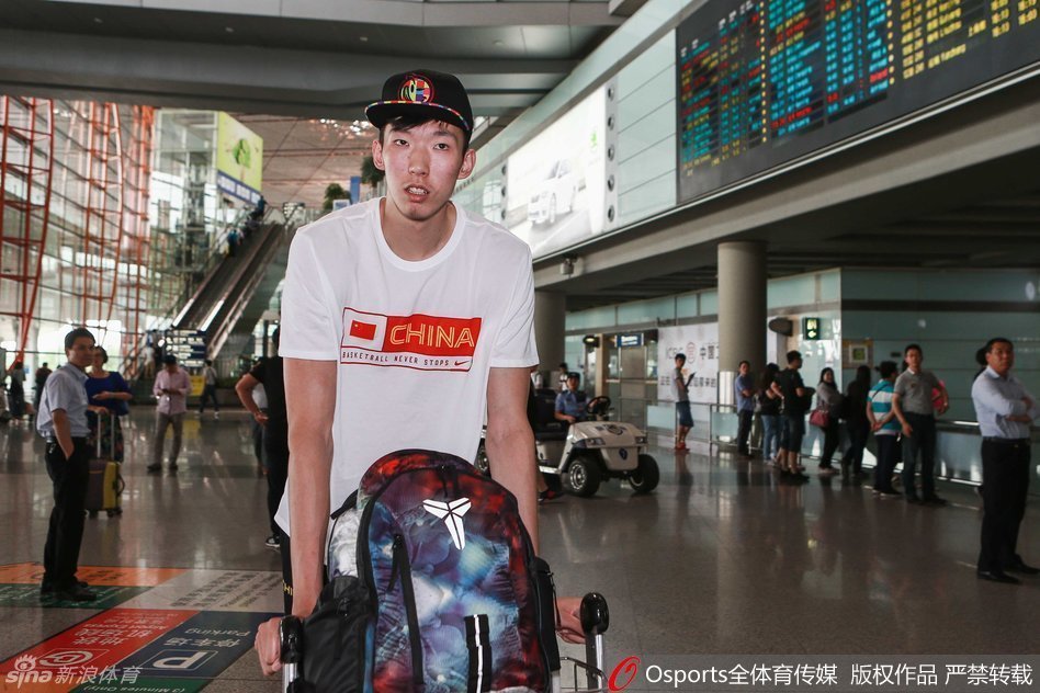 丁彦雨航与翟晓川这对好友并肩而行，两人似乎正在低声耳语着什么趣事，脸上洋溢着只有好朋友之间才有的会心笑容，那份纯粹的友谊在集训的紧张氛围中显得格外珍贵。