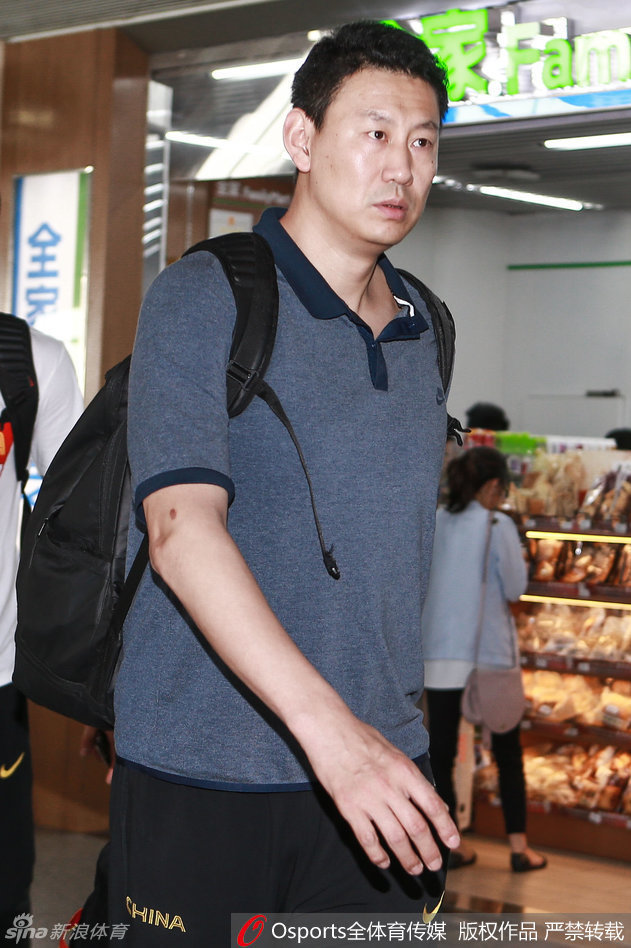 可兰白克、王哲林和李慕豪三位高塔般的球员走在机场通道，王哲林神情轻松地打着电话，李慕豪则认真地倾听，他们身后的玻璃幕墙映出高大的身影，画面充满青春的力量感。