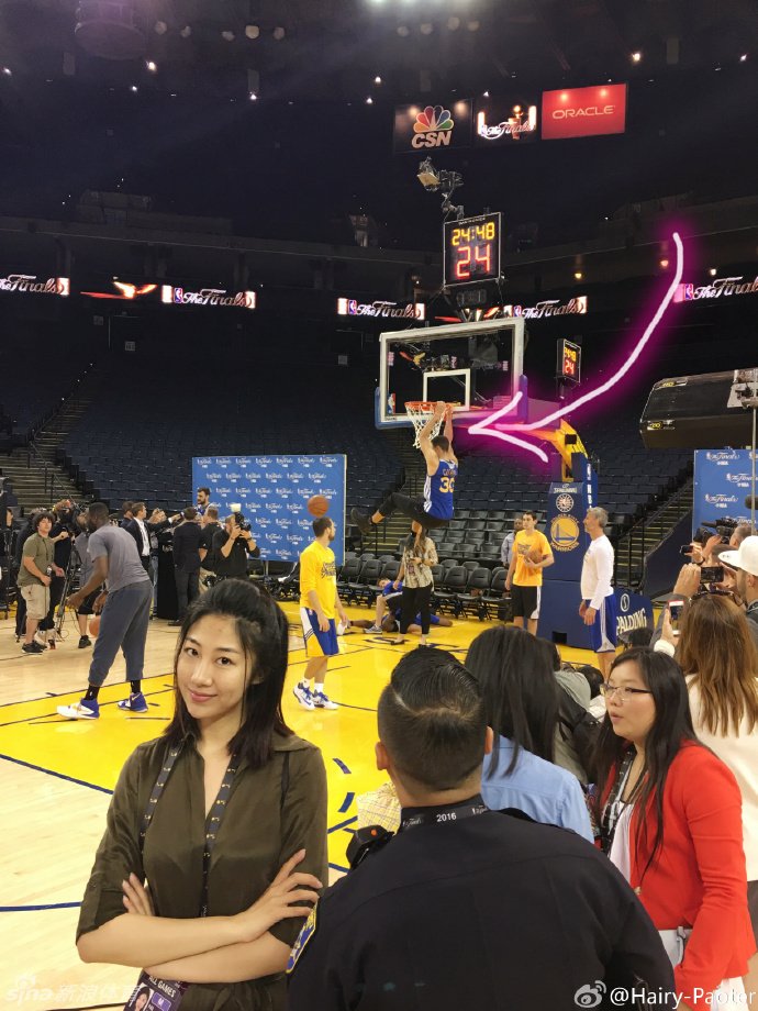 在勇士队的半场训练中，库里正低着头稳稳运球穿越障碍，眼神专注。旁边的克莱·汤普森则稍作休息，扶着膝盖看着队友，整个甲骨文球馆的地板上映照着他们为总冠军而战的专注光芒。