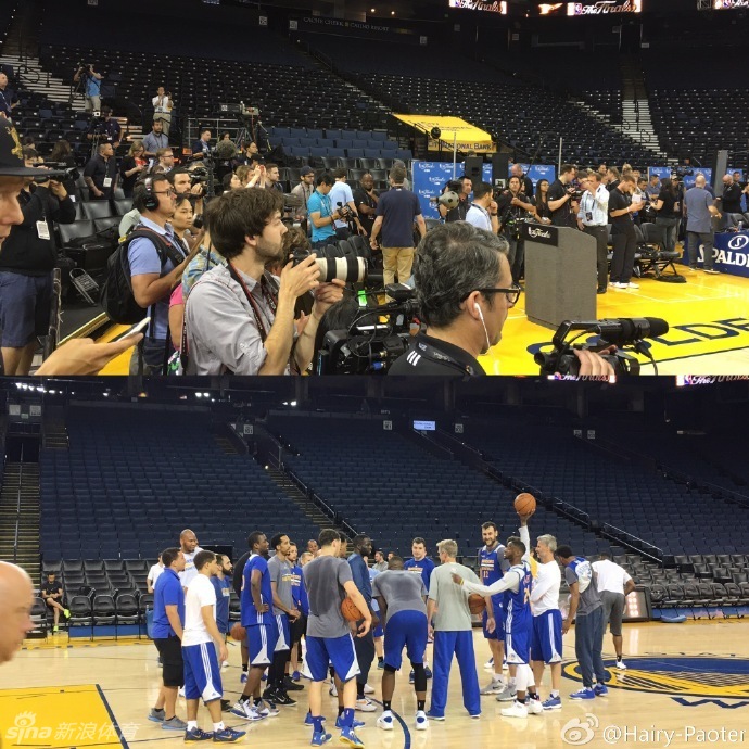 走出通道的勒布朗·詹姆斯终于出现在训练馆灯光下。他身着骑士队白色训练服，正准备伸展筋骨进行赛前热身。尽管只是训练，但“詹皇”的眼神里已经透露出对即将到来的总决赛首战的专注与渴望。