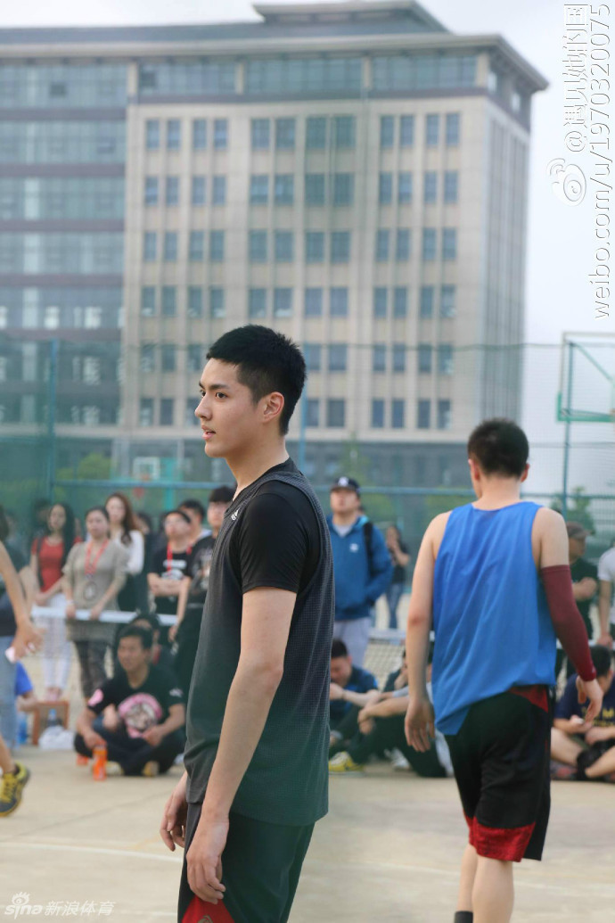 吴亦凡在对抗中拿球，坚实的臂膀和挺拔的身姿在球场上格外醒目，展现出极佳的身体素质和篮球运动天赋。