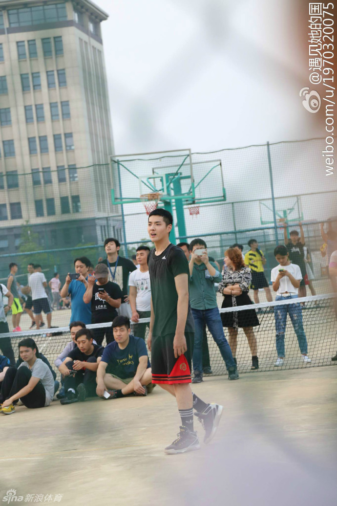 突破防线准备上篮的吴亦凡，动作敏捷流畅，带起一阵风，场边的喧嚣仿佛都静止，只剩下他冲击篮筐的凌厉瞬间。