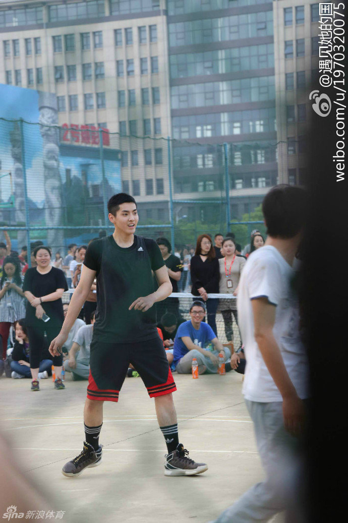 吴亦凡在南京高校球场上纵身一跃，单手将球送入篮筐，动作舒展飘逸，引得场外围观的粉丝爆发出阵阵尖叫。