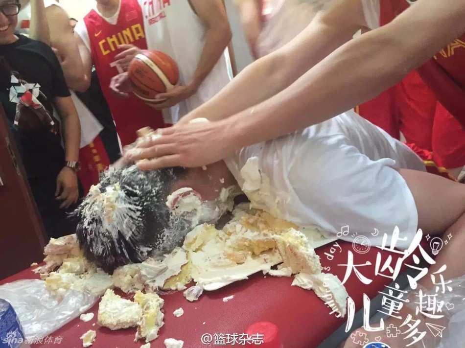 寿星李慕豪还没来得及许愿，就被队友们合力按进了巨大的生日蛋糕中，瞬间满脸奶油，表情既惊愕又无奈。