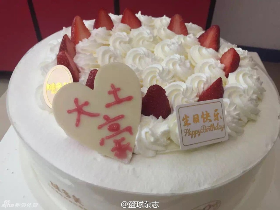 遭遇“重创”的李慕豪好不容易从蛋糕中抬起头喘口气，脸上挂满了奶油，那副生无可恋又夹杂着几分笑意的表情，让在场的队友全部笑翻。