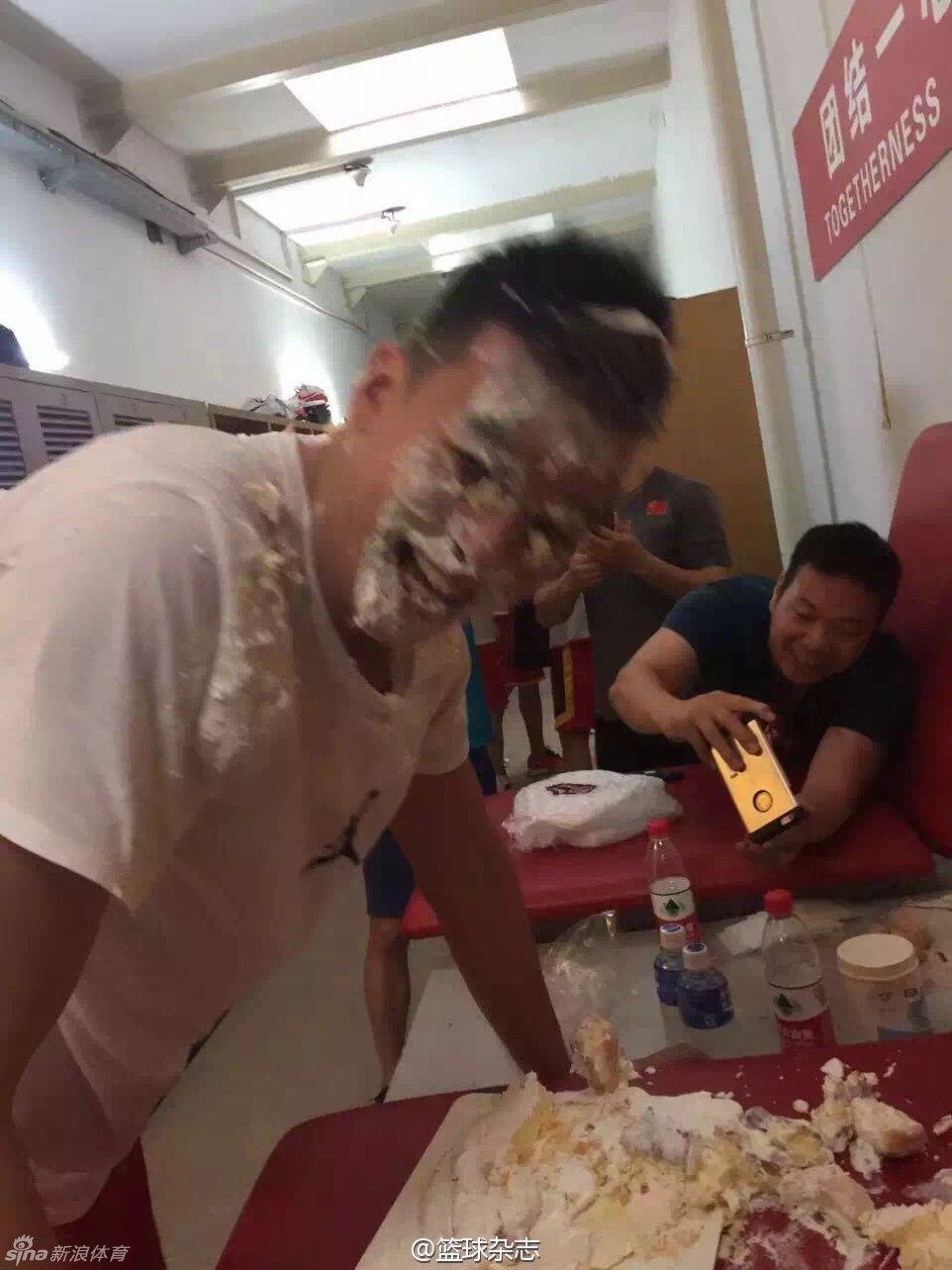 恶作剧结束后，李慕豪在队友的帮助下清理脸上的奶油，虽然浑身狼藉，但脸上的笑容证明了他对这份独特生日祝福的欣然接受。