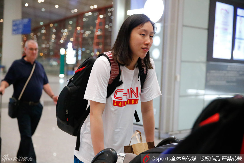 主教练马赫在场边双手比划着战术，神情专注而激动，仿佛要将毕生的篮球智慧都倾注给场上的弟子们。