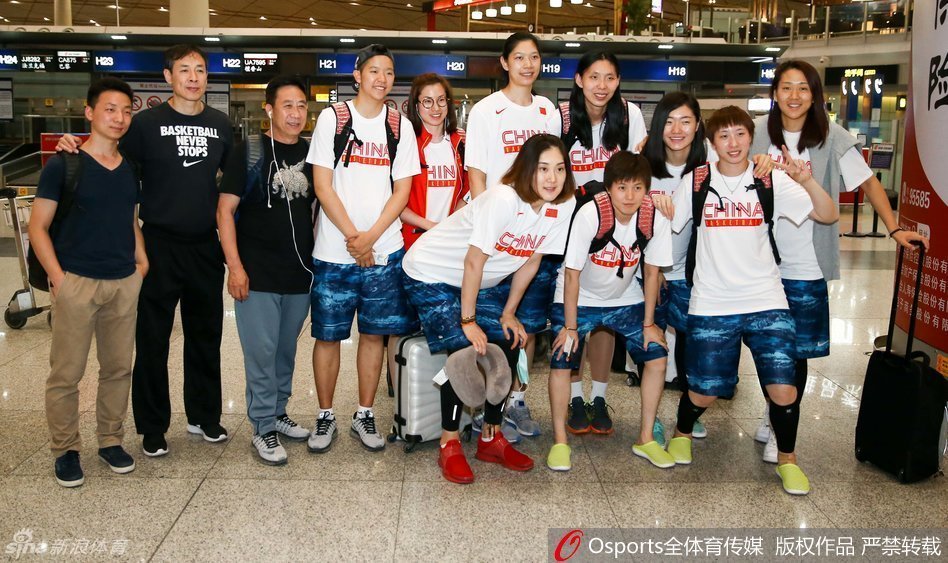 核心球员邵婷在训练中持球突破，她那标志性的长辫随风飞舞，防守队员只能望其项背，这一幕展现了女篮在备战中的凌厉攻势。