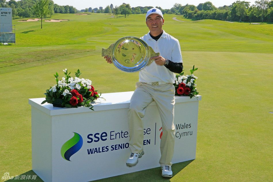 张连伟在威尔士赛场专注推杆，凝神静气瞄准球洞，决胜时刻尽显大将风范