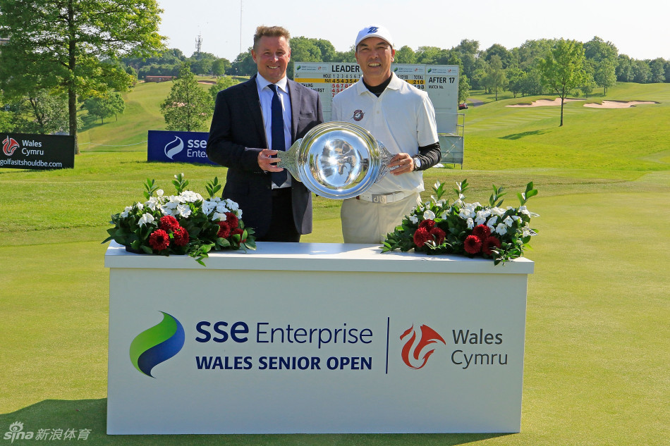 张连伟与赛事对手友好握手致意，赛后相互尊重彰显高尔夫运动的绅士精神