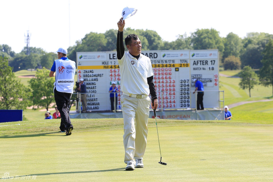 张连伟侧身精准击球，动作流畅一气呵成，小白球应声飞向预定落点