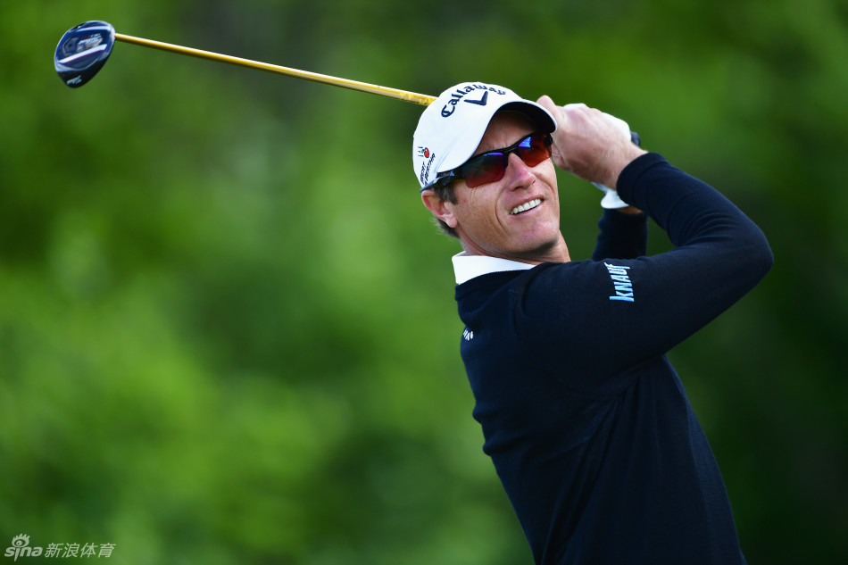 菲茨帕特里克在赛场上挥杆开球,动作流畅而充满力量,阳光勾勒出他年轻却坚定的身影。