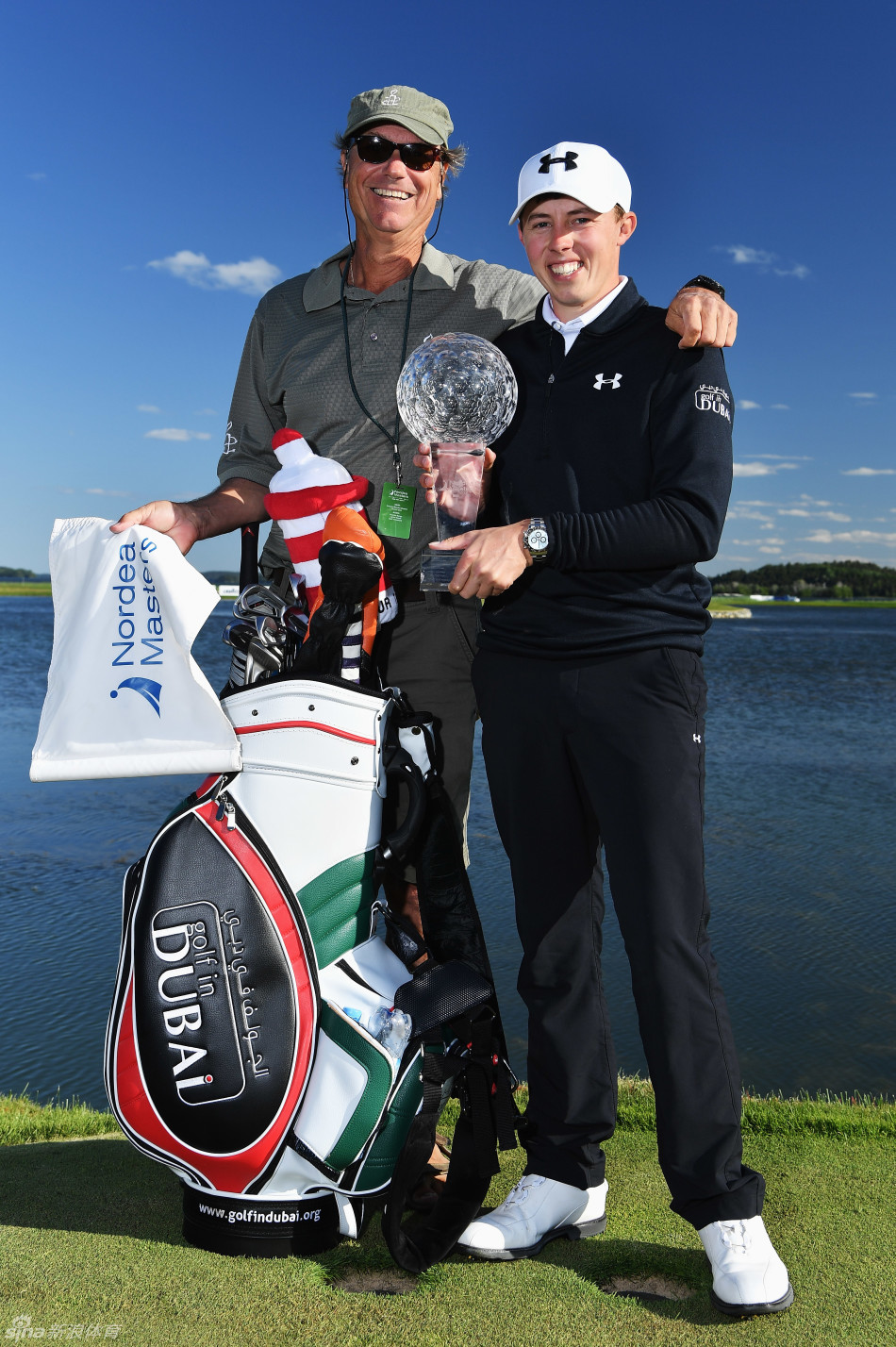 菲茨帕特里克在果岭上仔细观察推杆线路,他的专注是夺取胜利不可或缺的关键因素。