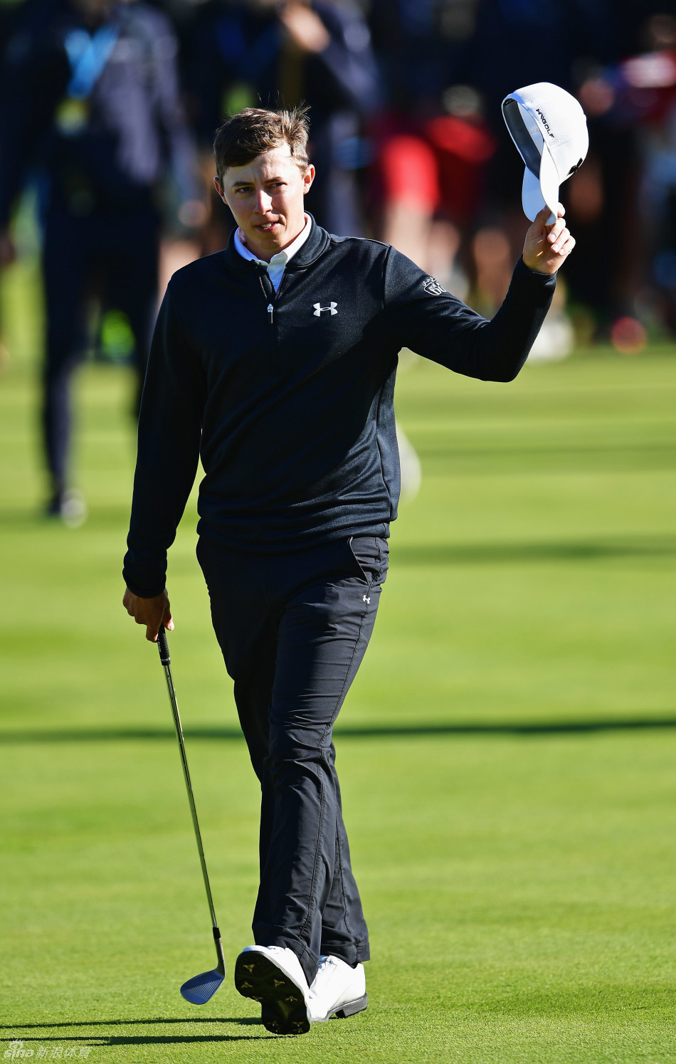 菲茨帕特里克向场边的观众挥手致意,感谢他们的支持,冠军与球迷的互动充满温情。