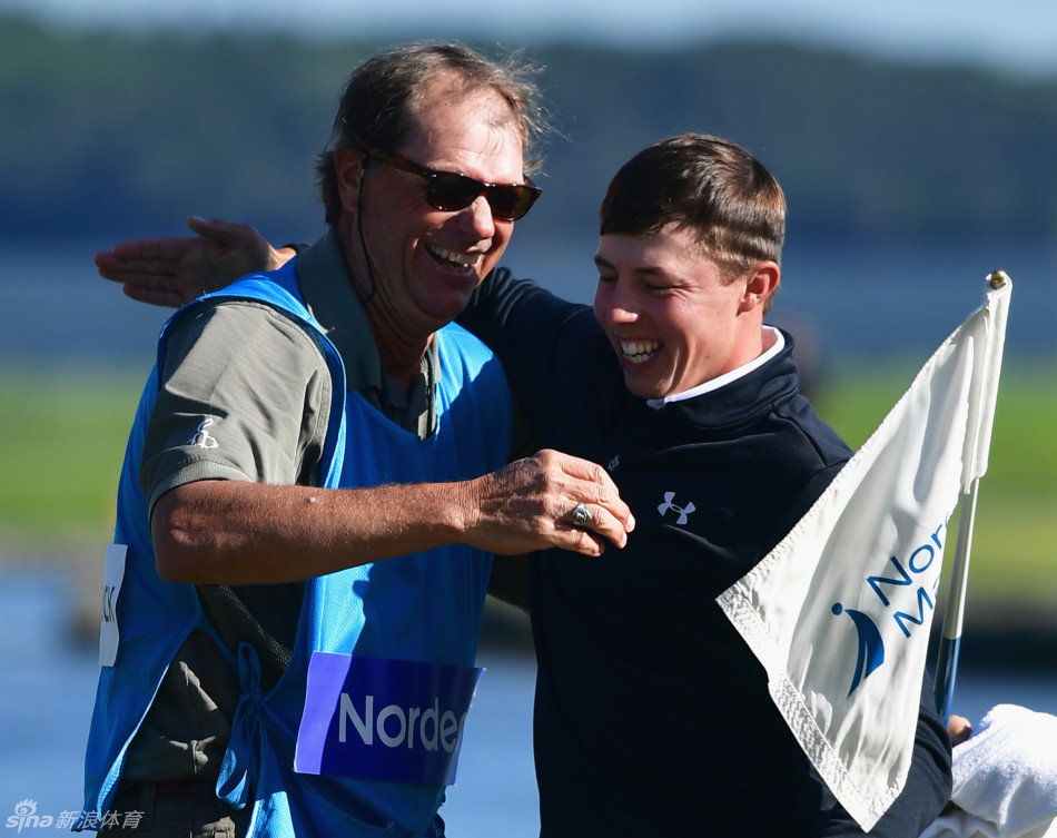 菲茨帕特里克高举北欧大师赛冠军奖杯,脸上洋溢着灿烂而纯净的笑容,尽情享受观众的欢呼。