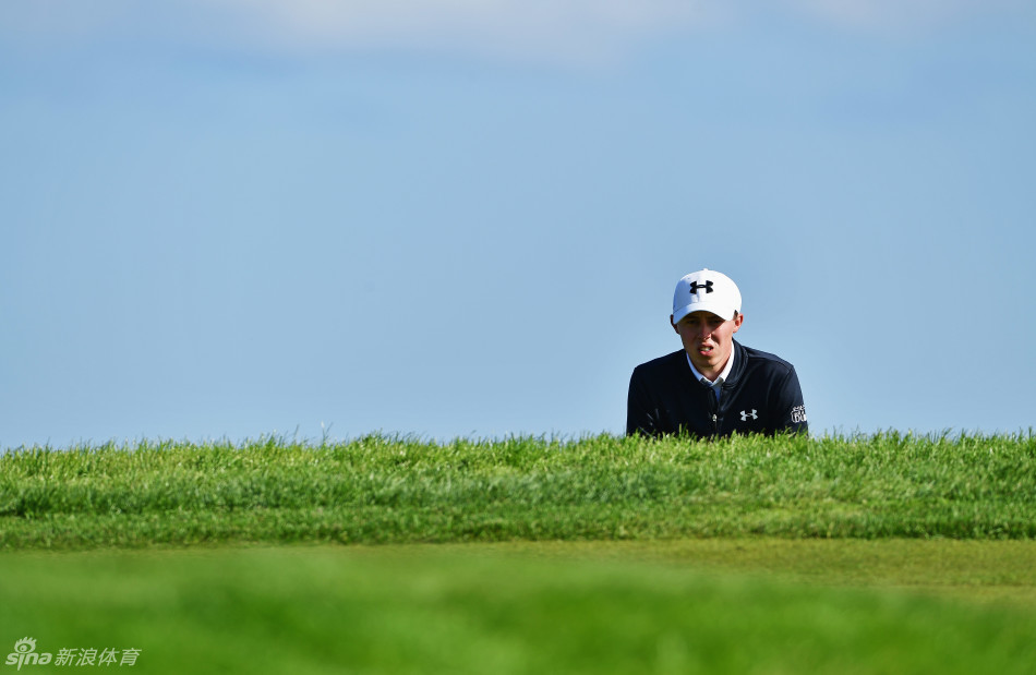 菲茨帕特里克与决赛轮同组球员友好握手,体现了高尔夫运动尊重对手、风度翩翩的传统精神。