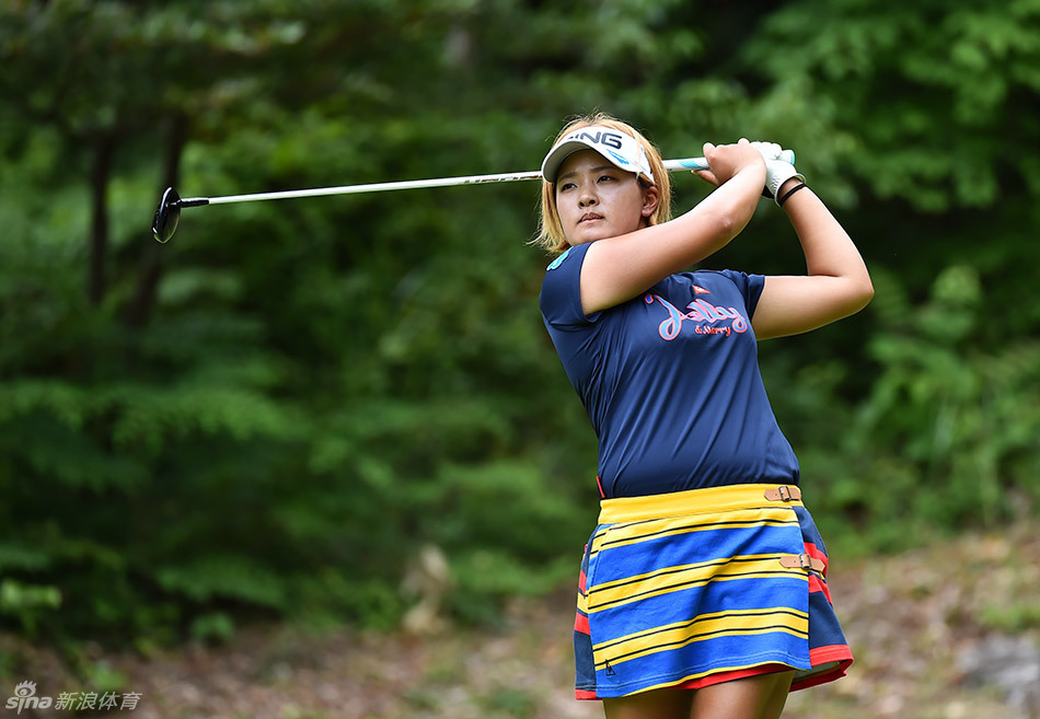 大将风度的铃木爱在决赛轮关键推杆前屏息审视线路,冠军的气场沉静而强大