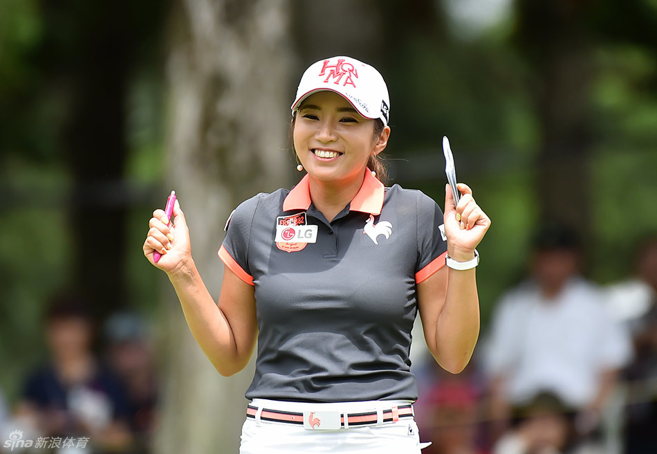 藤田光里完成一记漂亮的挥杆,身体舒展如弓,球杆划破空气指向目标方向