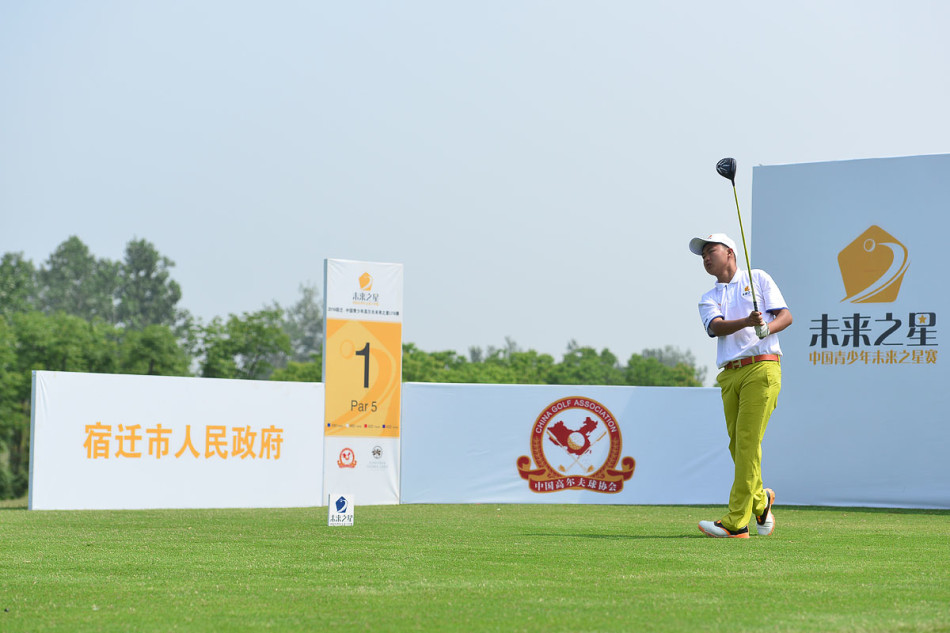 一位女性高尔夫冠军球员完成挥杆后完美的收杆动作，身体平衡而舒展，目光眺望远方，尽显优雅、力量与自信。