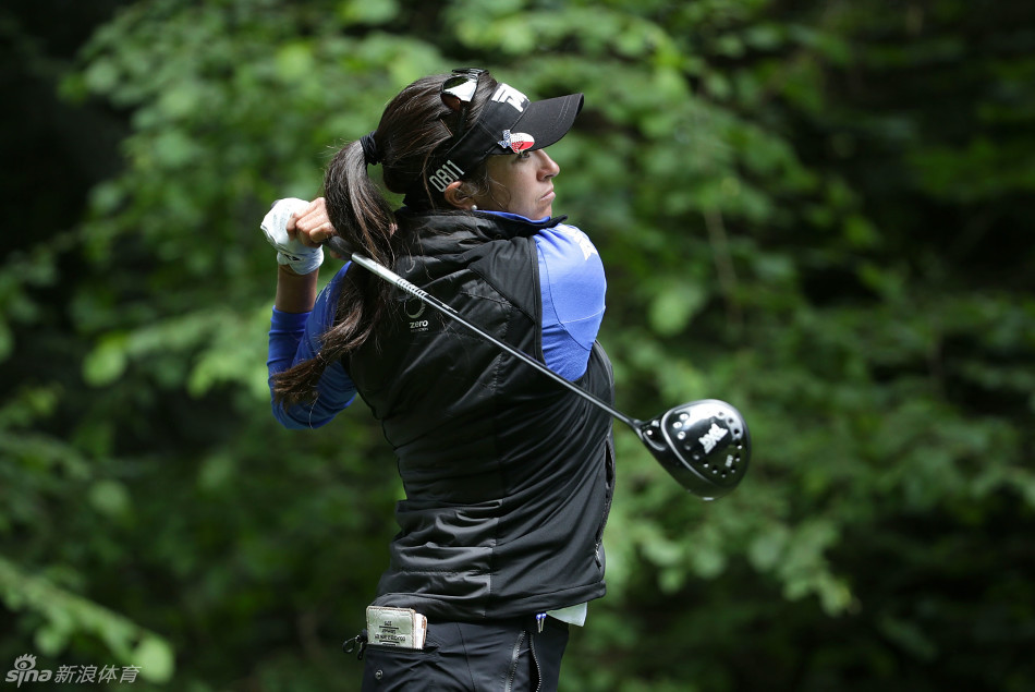 吉林娜·皮勒完成推击后从容收杆，表情淡定