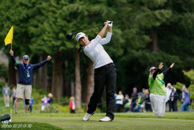 宫里美香全神贯注地凝视着球的飞行轨迹，姿态冷静而专业