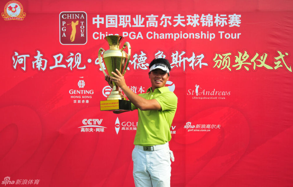 东信杯夺冠刹那,球手紧握双拳,仰天长啸,尽情释放首夺日巡桂冠的狂喜