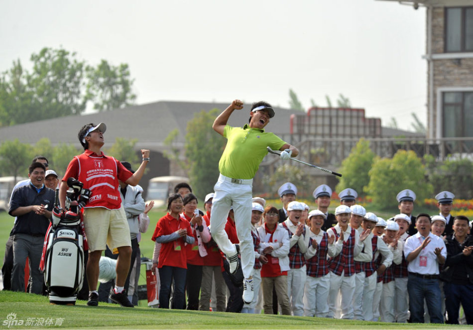 球手在河南站第18洞果岭张开双臂,激情庆祝胜利,身后是欢呼的观众与辽阔的蓝天