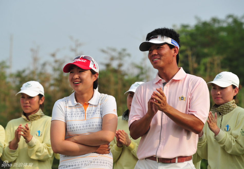 河南站标志性庆祝动作全景,身影在夕阳下拉长,定格为经典画面