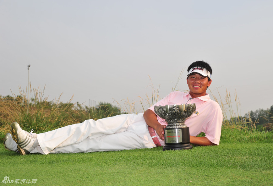 2011年加洞赛夺冠瞬间,球手在果岭上坚定推杆,眼神锐利如鹰