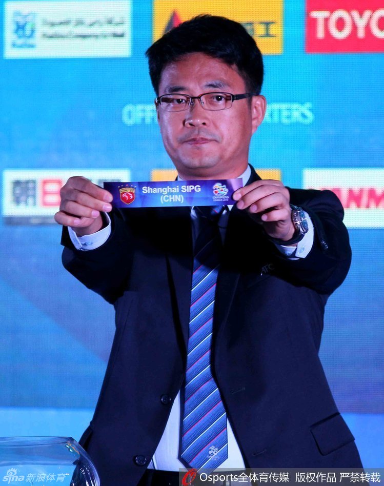 在吉隆坡希尔顿酒店的抽签现场,大屏幕播放着亚冠精彩集锦,礼仪小姐端坐台下,静待决定中超两队命运的时刻来临。