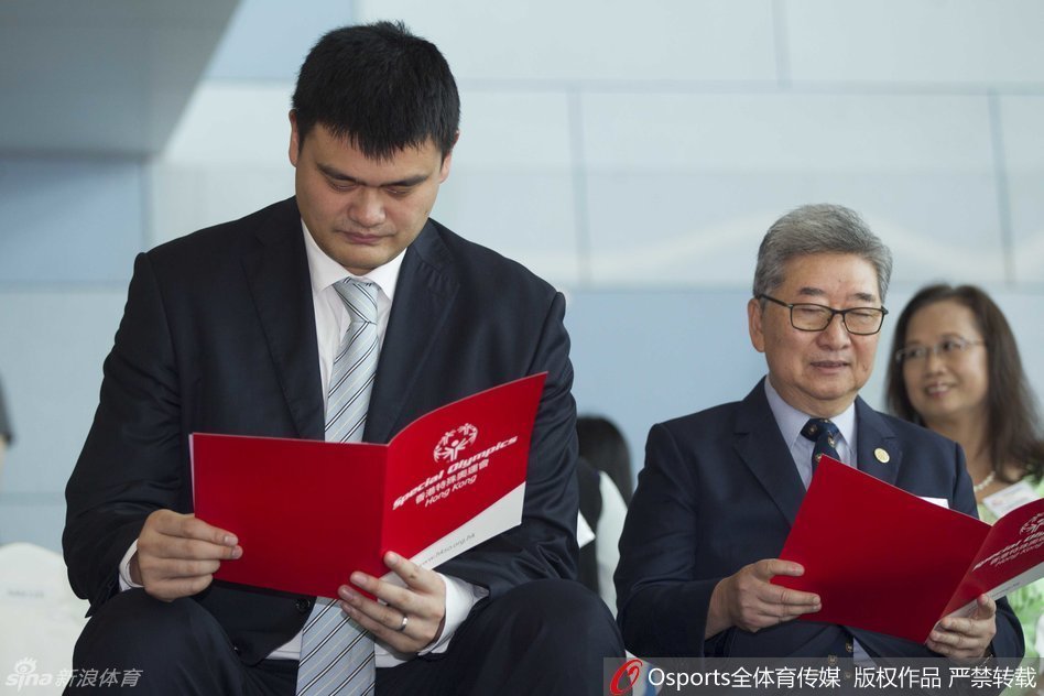 身姿挺拔的姚明出席香港特奥会启动仪式，他面带微笑，眼神中充满鼓励与温情，现场气氛庄重而热烈。