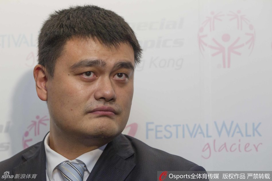 在新闻发布会上，姚明面对众多话筒神情专注而放松，眉宇间透露出对特殊奥林匹克事业的坚定信念与深切关怀。