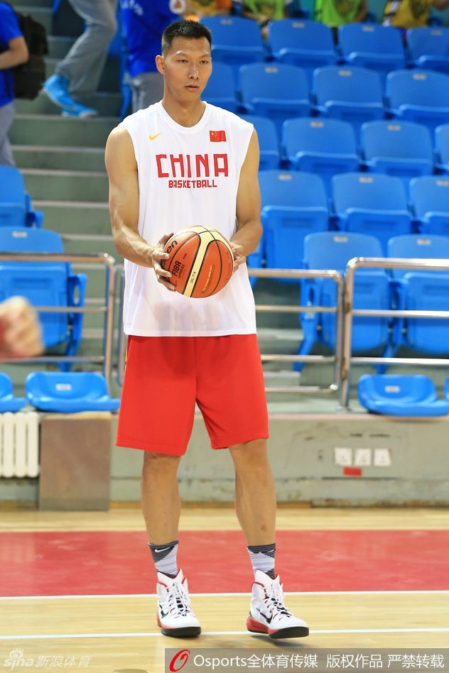 男篮领袖易建联神情专注地进行着赛前拉伸，每一块肌肉的绷紧都预示着他对即将到来的硬仗做好了充分准备。