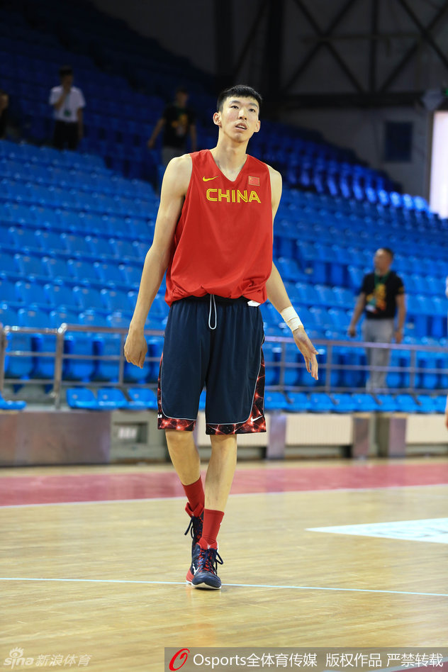 丁彦雨航在进攻端持球强突，防守悍将李根寸步不让，两人肌肉碰撞的激烈程度堪比正式比赛。