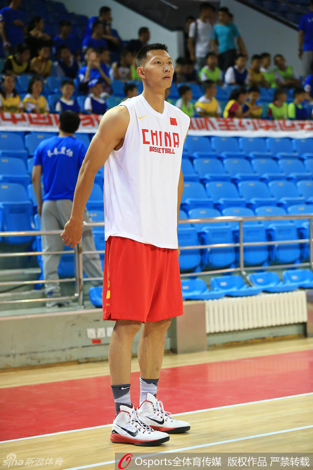 潜力新星周琦在训练中展现出柔和手感，篮球划过完美弧线精准入筐，他的每一个动作都承载着无数球迷的期盼。