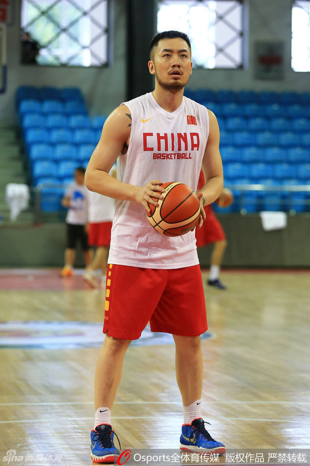 队长周鹏在场上振臂高呼，指挥着队友跑位，他的领袖气质在训练场的每一次呼喊中展露无遗。