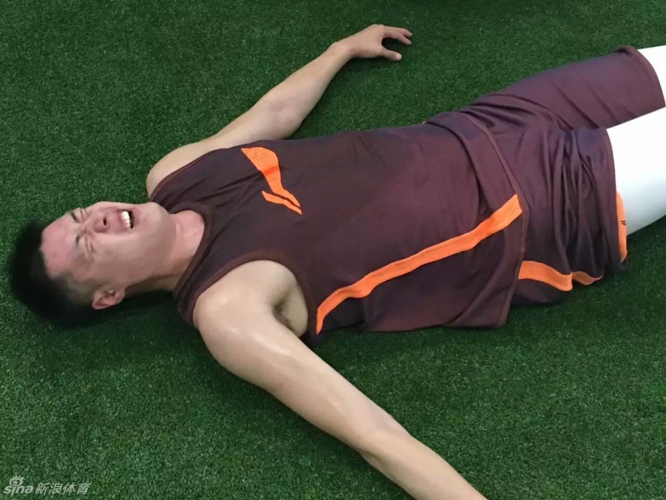 康复师正在用独特的手法为贺天举放松腰部肌肉，他趴在理疗床上，神情放松，对治疗充满信任。