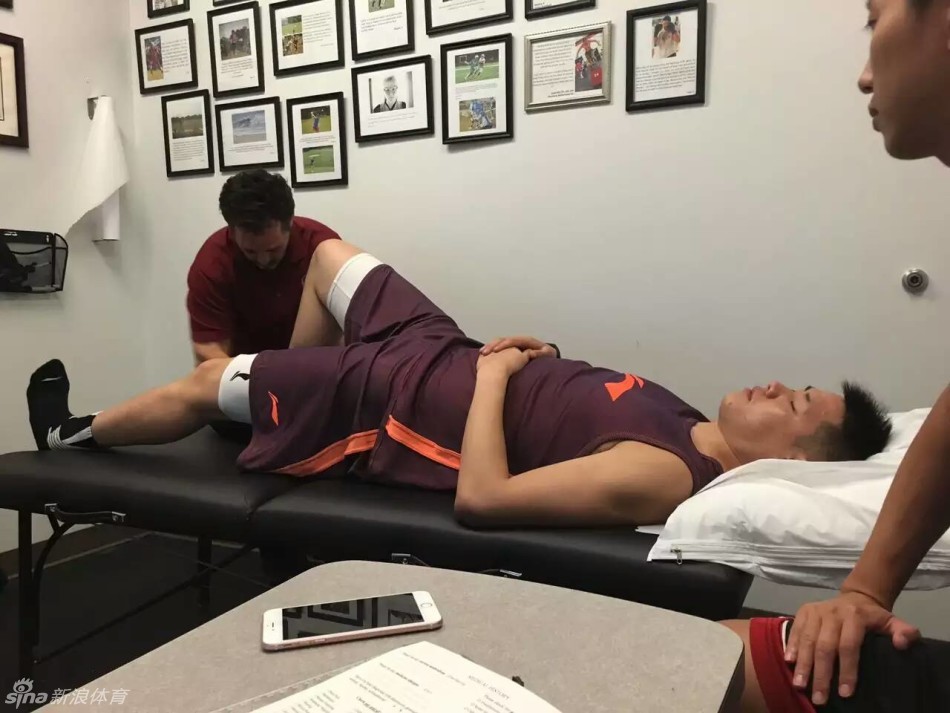 贺天举面对镜头展示他得到的特制营养餐，餐盒里装满了色泽诱人的有机鸡肉和新鲜蔬菜，这是他增肌计划的一部分。