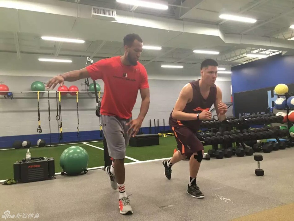 训练结束后，贺天举独自坐在场边放松拉伸，夕阳的余晖洒在他身上，映射出一个为梦想拼搏的背影。