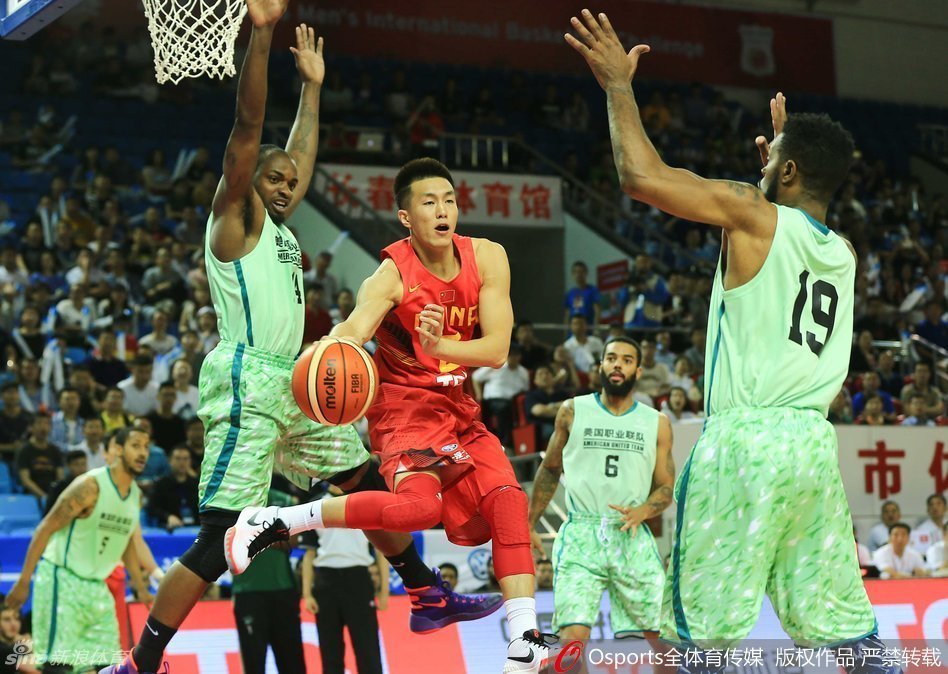 丁彦雨航持球强行突破，他压低重心，眼神坚毅，瞬间撕开了对手的防线。